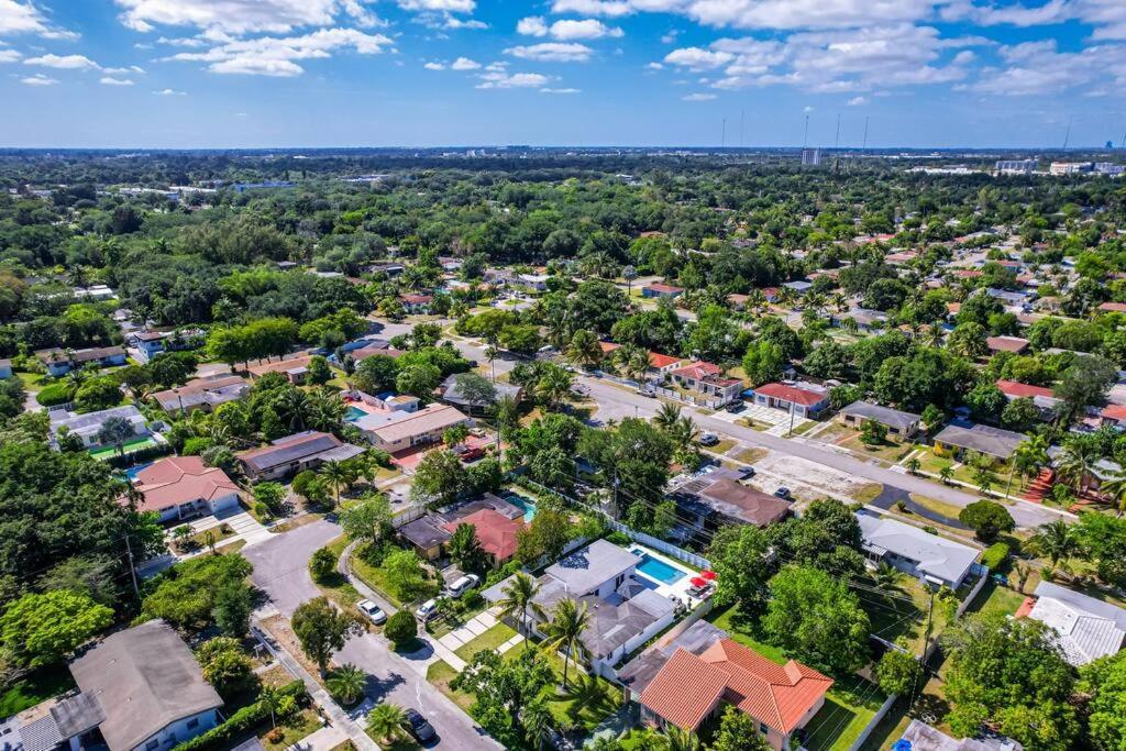 Stylish 4 Bedroom Home With Pool, 12 Minutes To The Beach Miami Exterior photo