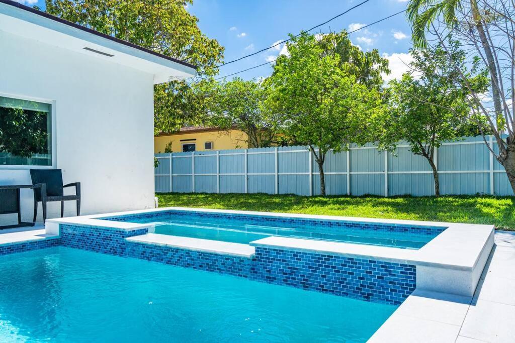 Stylish 4 Bedroom Home With Pool, 12 Minutes To The Beach Miami Exterior photo