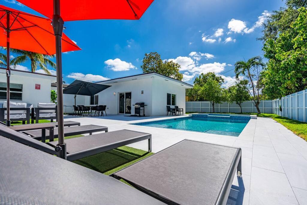 Stylish 4 Bedroom Home With Pool, 12 Minutes To The Beach Miami Exterior photo