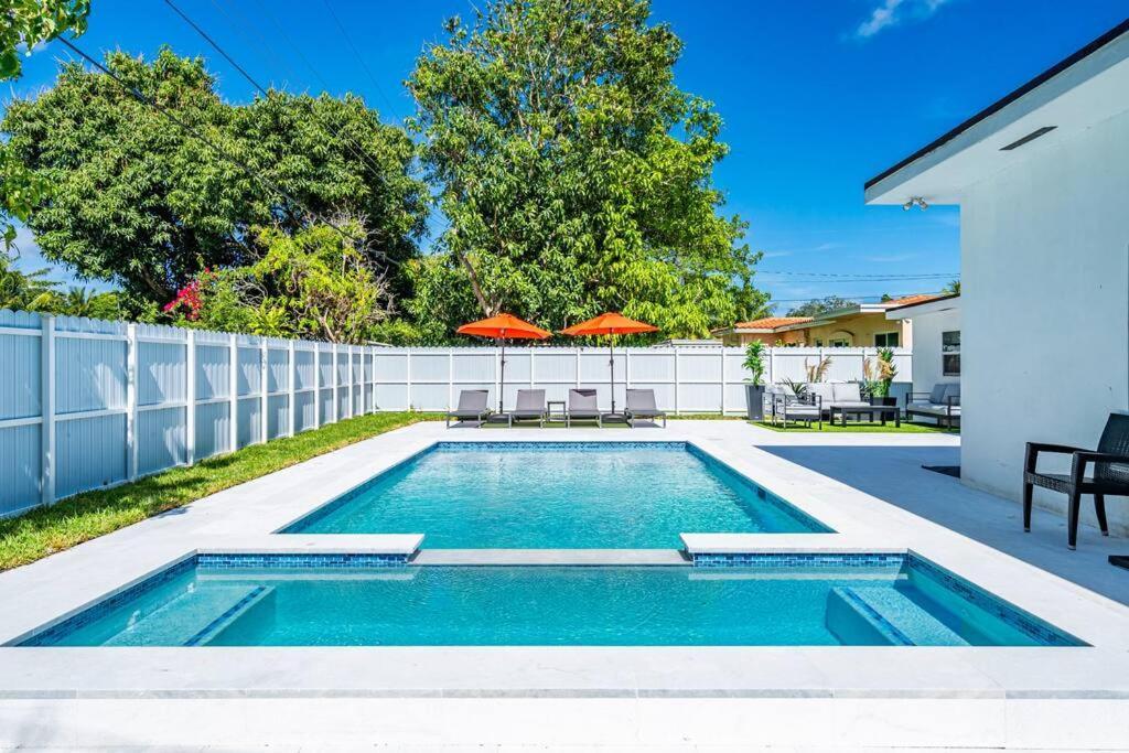 Stylish 4 Bedroom Home With Pool, 12 Minutes To The Beach Miami Exterior photo