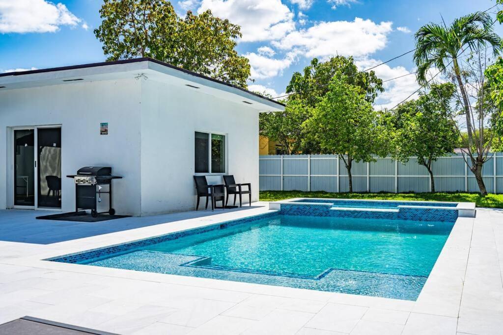 Stylish 4 Bedroom Home With Pool, 12 Minutes To The Beach Miami Exterior photo