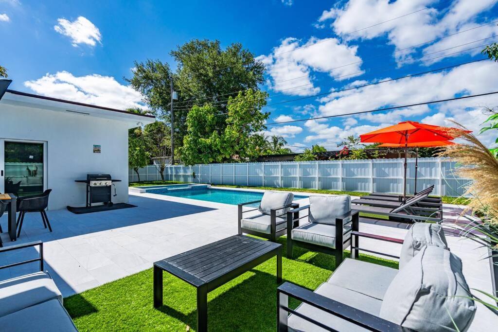 Stylish 4 Bedroom Home With Pool, 12 Minutes To The Beach Miami Exterior photo